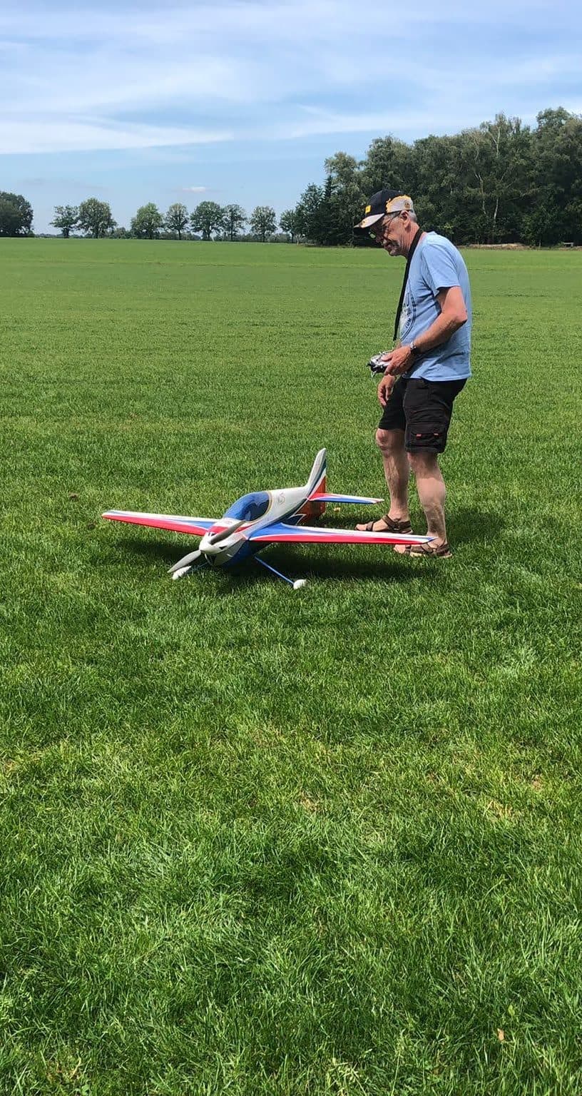 Piloot met sport-model op het veld
